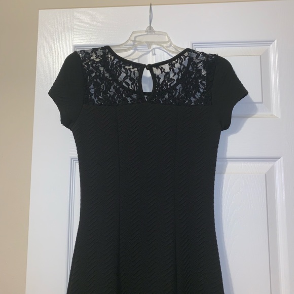 BLACK ALINE DRESS WITH LACE DETAILS - Picture 2 of 2